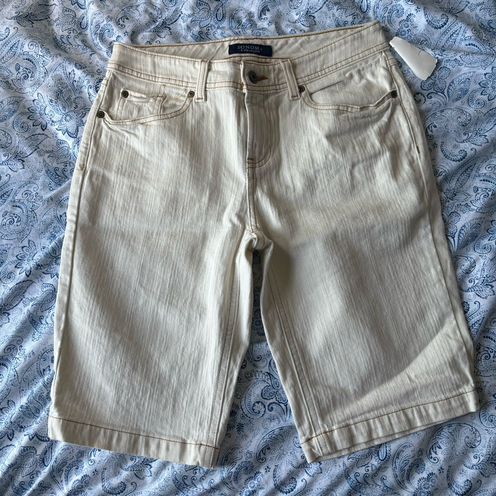 NWT white cotton bermuda shorts, size 8